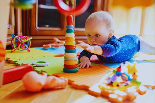 A Quel Âge Bébé Attrape ses Jouets ?