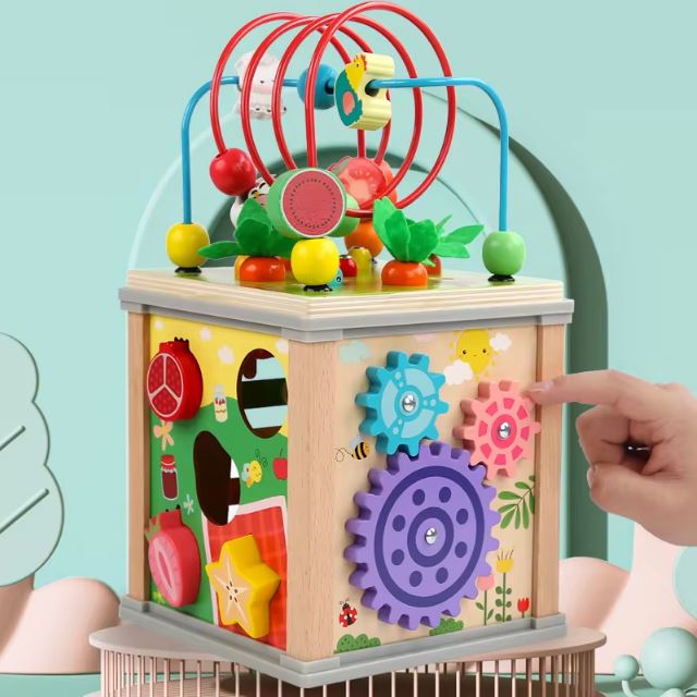 Cube d'activité bébé en bois avec multiples jeux incluant engrenages, puzzle de formes et circuit de perles pour stimuler la motricité et l'éveil sensoriel.