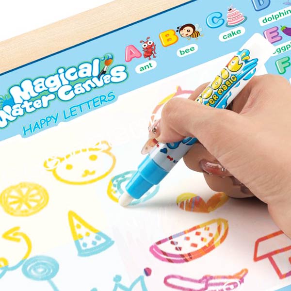 Gros plan sur une main dessinant des motifs colorés avec un stylo magique sur un tapis de coloriage à l'eau, parfait pour des activités créatives sans taches pour les enfants.