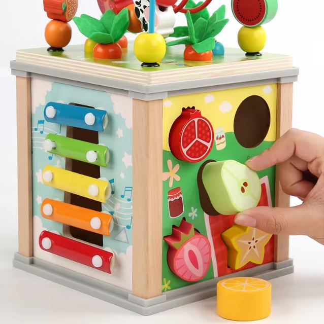 Cube d'activité bébé en bois avec xylophone, puzzles de formes et circuit de perles, idéal pour développer la motricité et l'apprentissage des couleurs et des formes.