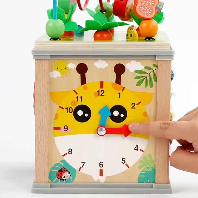 Cube d'activité en bois pour les enfants dès 1 an montrant une horloge éducative qui est l'une des 6 activités, idéal pour aider les tout-petits à développer leurs compétences motrices et apprendre à lire l'heure.