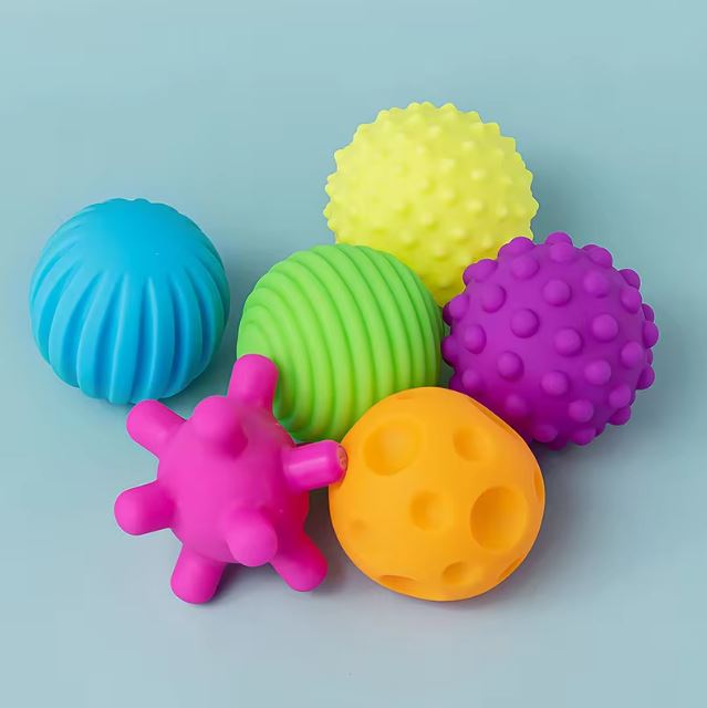 Ensemble de 6 balles sensorielles colorées aux textures variées, conçues pour la stimulation tactile des bébés et le développement de la motricité fine.