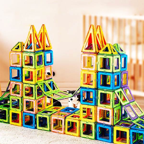 Château construit avec un jeu de construction magnétique, assemblé avec des blocs géométriques aimantés, offrant un moyen ludique pour les enfants de développer leur imagination.