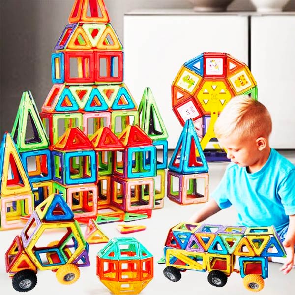 Enfant jouant avec un jeu de construction magnétique, construisant des structures colorées et variées, comme des maisons et des véhicules, avec des pièces aimantées qui encouragent la créativité et l'apprentissage.