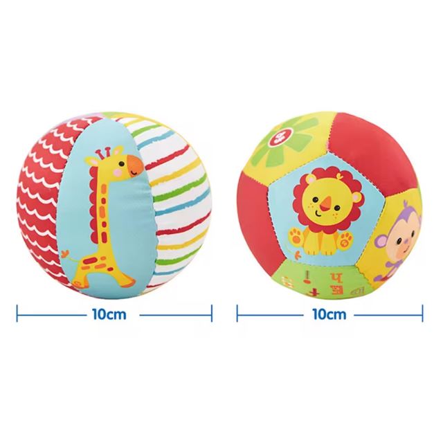 Deux balles sensorielles en tissu de 10 cm, colorées et illustrées de motifs d'animaux, parfaites pour stimuler l'éveil des jeunes enfants.