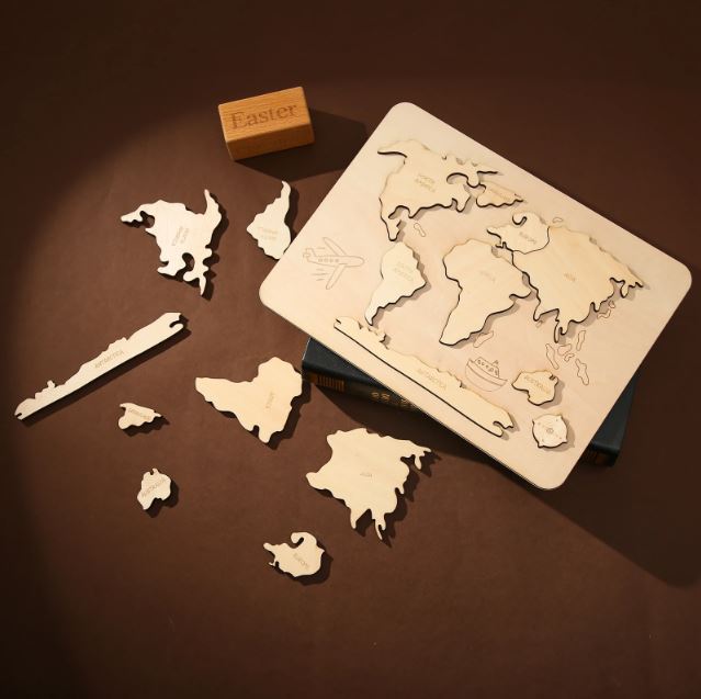 Puzzle du monde Montessori en bois, idéal pour apprendre les continents grâce à un jeu éducatif et interactif.