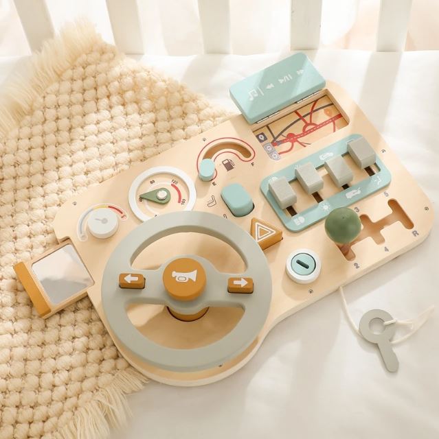 Planche Montessori pour bébé avec volant, leviers et interrupteurs en bois, idéale pour développer la motricité et l'exploration sensorielle.