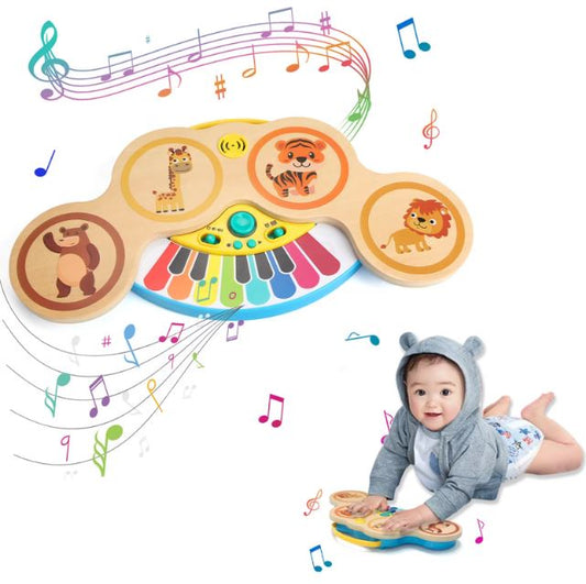 Piano en bois pour bébé avec illustrations d'animaux et touches colorées, parfait pour l'éveil musical des tout-petits, avec un bébé jouant en arrière-plan.