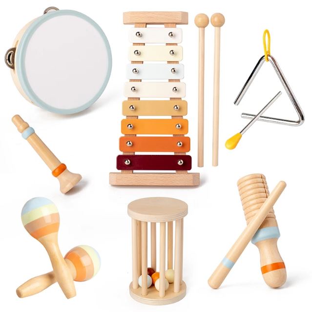 Set musical en bois pour enfants comprenant un tambourin, un xylophone, un triangle, des maracas et autres instruments d'éveil, parfait pour initier les tout-petits à la musique.