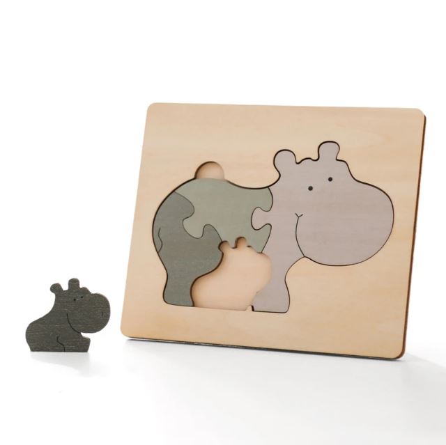 Puzzle 4 pièces en bois représentant un hippopotame, parfait pour stimuler la motricité fine des touts-petits et l'apprentissage des formes.