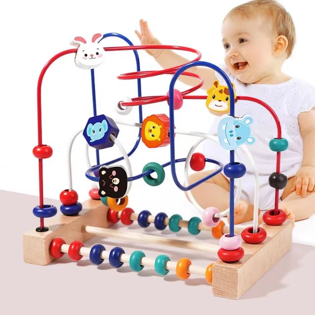 Bébé jouant avec un labyrinthe boulier en bois, rempli de perles colorées et d'animaux, conçu pour stimuler la coordination et la motricité fine des enfants tout en les divertissant.