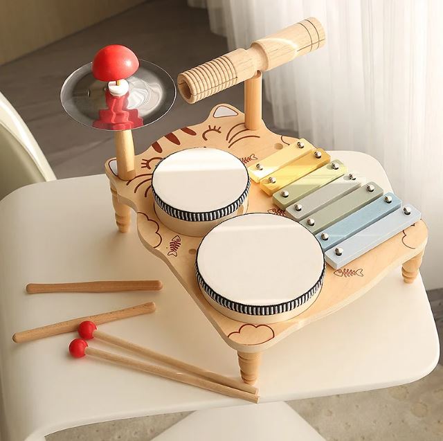 Batterie pour bébé en bois avec tambours, xylophone et cymbale, parfaite pour stimuler l'éveil musical des jeunes enfants.