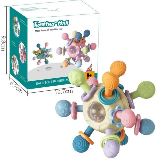 Petite balle sensorielle multicolore en caoutchouc souple avec plusieurs textures et motifs, conçue pour stimuler les sens des bébés dès la naissance.