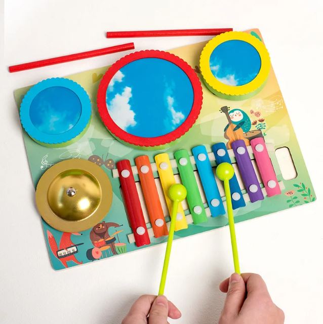 Table musicale en bois avec xylophone, tambours et cymbale colorés pour enfants.