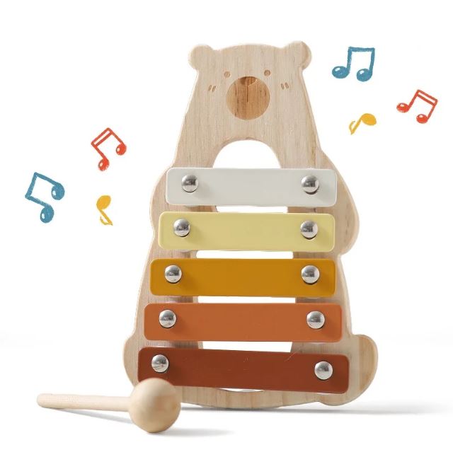 Xylophone pour bébé en bois en forme d'ours, avec des lames colorées et un maillet, accompagné de notes de musique, conçu pour stimuler l'éveil musical des tout-petits.