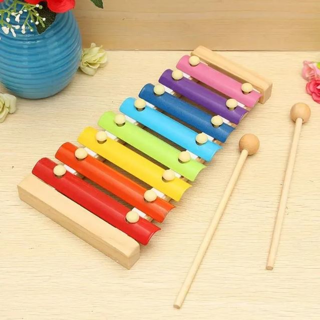 Xylophone 8 notes composé de lamelles colorées et de deux baguettes, parfait pour l'initiation musicale des petits.