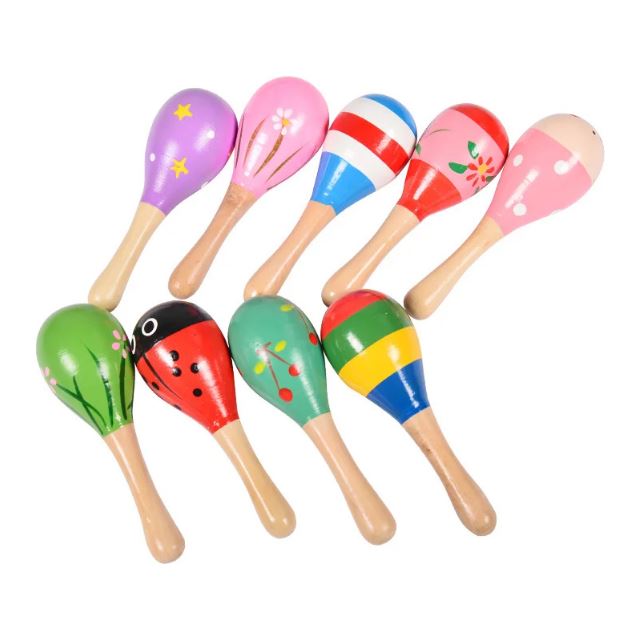 Collection colorée de maracas en bois pour bébé, avec des motifs variés tels que des coccinelles, des fleurs et des rayures, parfaits pour stimuler l'éveil musical des tout-petits.