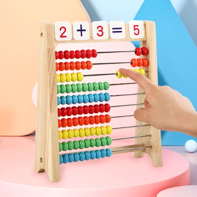 Boulier pour enfant avec des perles colorées et un tableau d'opérations, idéal pour apprendre à compter et faire des additions de manière ludique.