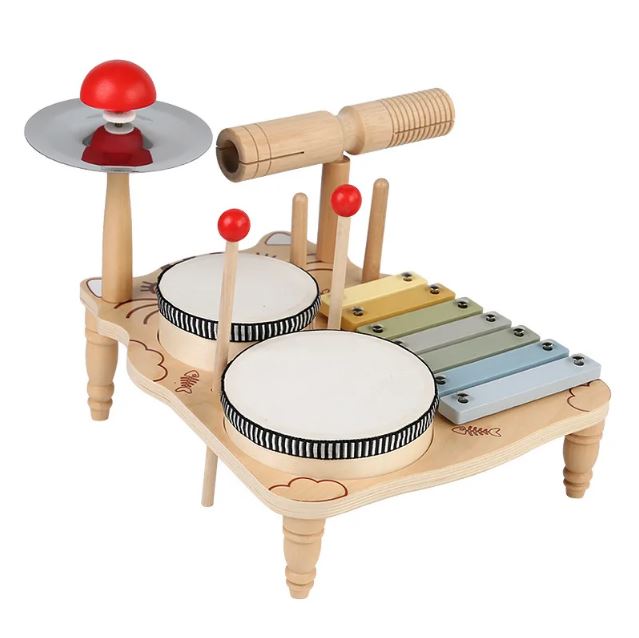 Batterie bébé en bois avec tambours, xylophone et cymbale, idéale pour initier les touts-petits aux premiers rythmes.