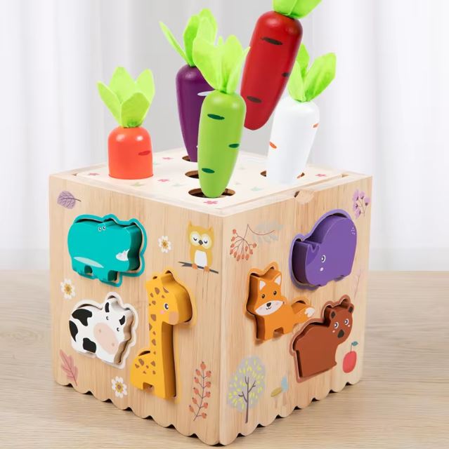 Cube d'éveil Montessori en bois avec formes d'animaux et légumes colorés à encastrer, idéal pour le développement sensoriel et la motricité fine des enfants.