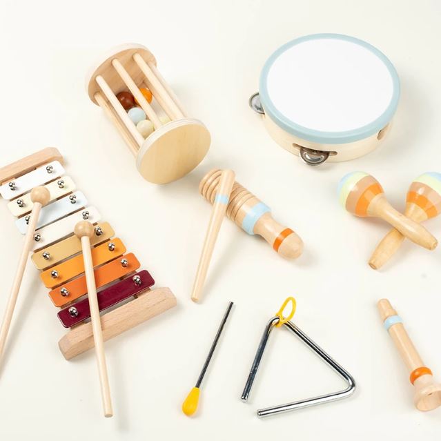 Set musical en bois pour enfants, comprenant xylophone, tambourin, maracas et triangle, idéal pour favoriser l'éveil musical et la coordination chez les tout-petits.