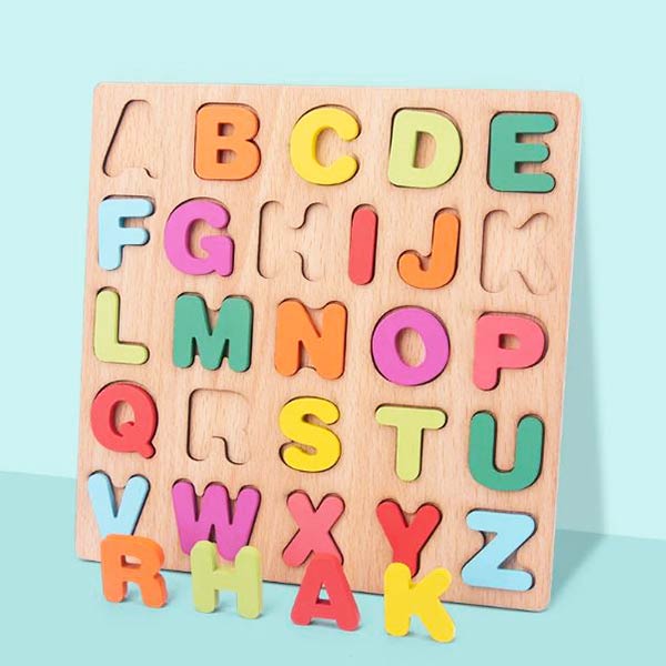 Puzzle alphabet en bois avec des lettres colorées de A à Z pour l'apprentissage des lettres.