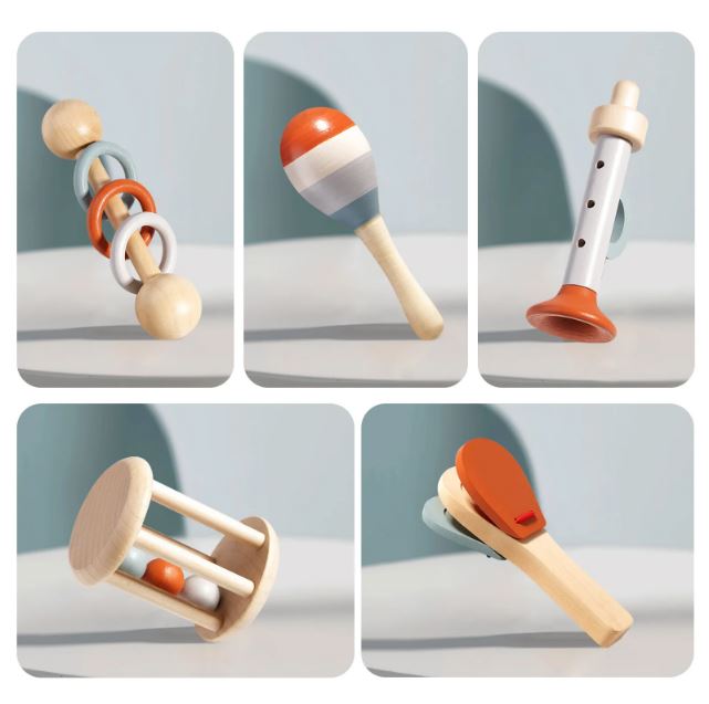 Set musical enfant en bois comprenant maracas, flûte, hochet et tambourin, conçu pour initier les tout-petits à la musique dès le plus jeune âge.