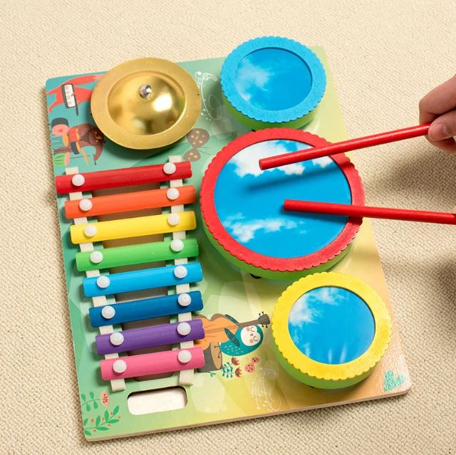 Table d'activité musicale en bois avec xylophone coloré, tambours et cymbale, jouet éducatif pour bébé.