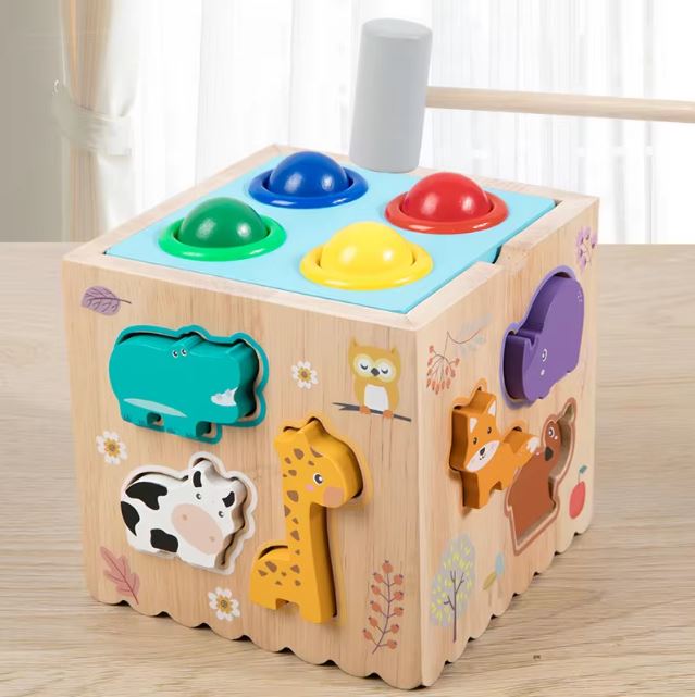 Cube d'activité bébé Montessori en bois avec formes d'animaux et jeu de marteau, conçu pour stimuler la coordination et la motricité des enfants.