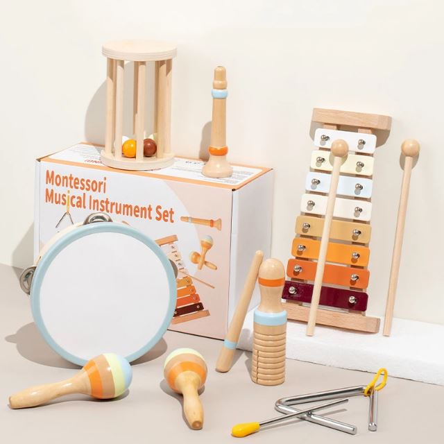 Set musical en bois comprenant tambourin, maracas, xylophone et autres instruments Montessori, parfait pour l'éveil musical des enfants.