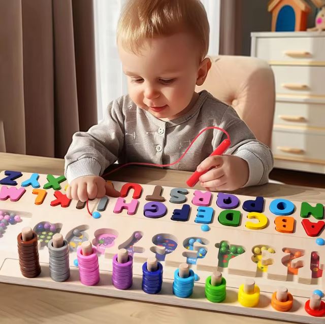 Enfant de 3 ans jouant avec un labyrinthe magnétique Montessori, utilisant un stylet pour déplacer des perles colorées à travers des lettres de l'alphabet et des chiffres.