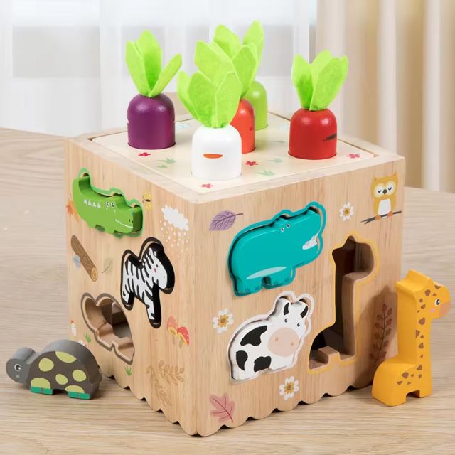 Cube d'activité en bois montessori avec des formes d'animaux à encastrer et des carottes à tirer, conçu pour stimuler la motricité fine et l'apprentissage des enfants.