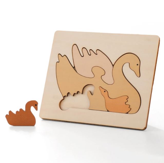 Puzzle 4 pièces en bois représentant un cygne et son petit, idéal pour encourager la coordination et la concentration des touts-petits.