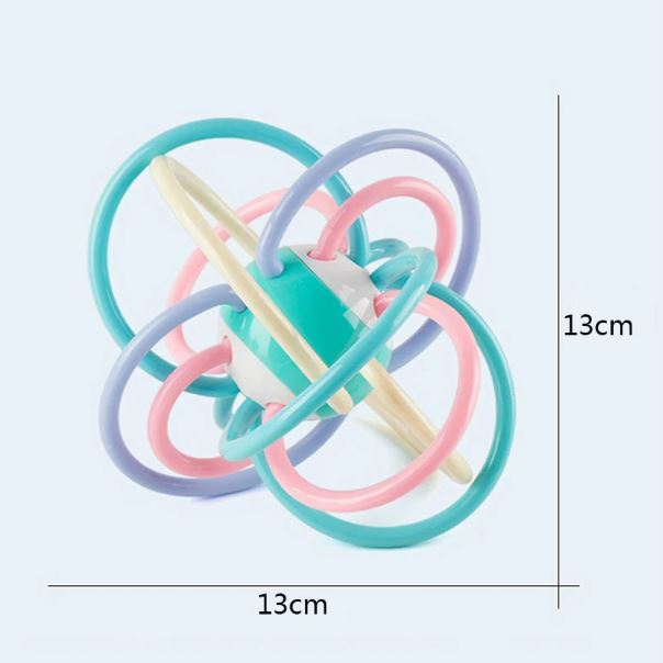 Balle sensorielle pour bébé en silicone, mesurant 13 cm, avec des anneaux pastel souples et entrelacés, conçue pour stimuler les sens et développer la motricité fine des tout-petits.