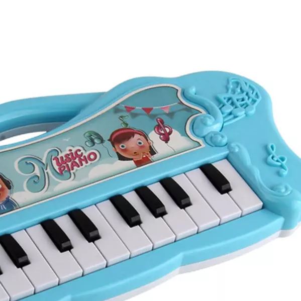 Gros plan sur un piano musical pour bébé, avec des touches noires et blanches et un design bleu, idéal pour initier les touts-petits à la musique.