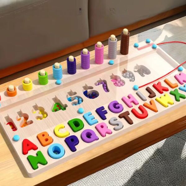 Labyrinthe magnétique montessori avec des chiffres et lettres colorés, des perles et des anneaux empilables, conçu pour encourager l'apprentissage des touts-petits par le jeu.