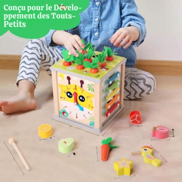 Cube d'activité en bois conçu pour le développement des tout-petits, avec des jeux d'éveil sensoriel et moteur incluant des formes colorées et un xylophone.