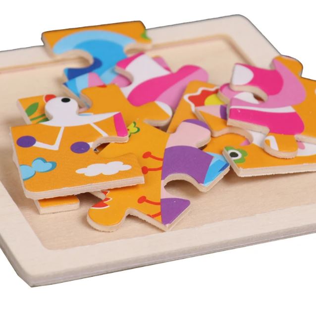 Pièces détachées de puzzles 9 pièces en bois avec des motifs colorés représentant des animaux.