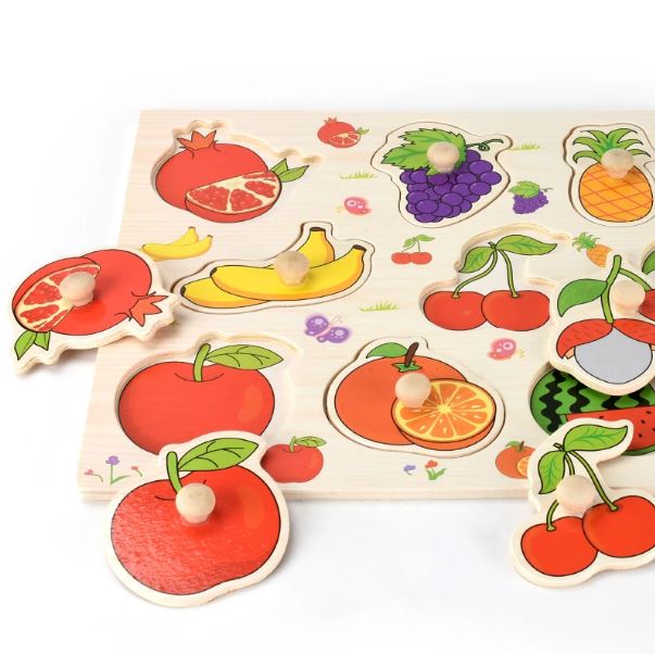 Puzzle Montessori en bois avec des fruits colorés à encastrer, conçu pour développer la motricité fine et la reconnaissance des formes chez les jeunes enfants.