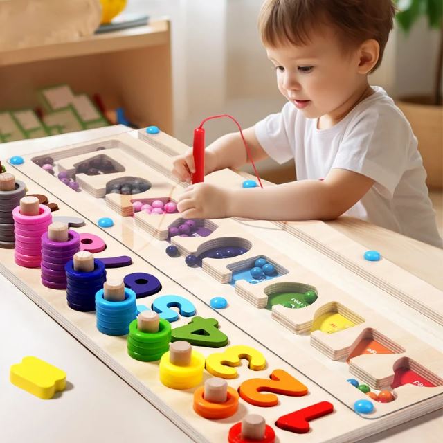 Enfant jouant avec un labyrinthe magnétique de chiffres colorés, perles et anneaux empilables, conçu pour stimuler l'apprentissage des nombres et des couleurs.