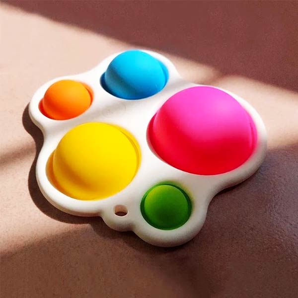 Un pop it pour bébé avec des bulles colorées en silicone, idéal pour développer la motricité fine et offrir un jeu sensoriel captivant.