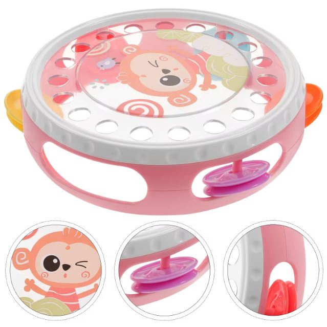 Tambourin pour enfant avec un design rose et un motif de singe, accompagné de grelots colorés pour stimuler l'éveil musical.