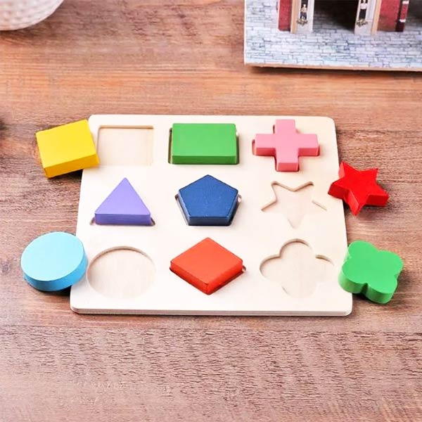 Puzzle formes géométriques en bois avec des pièces colorées représentant différentes formes comme carré, triangle, étoile, et cercle.