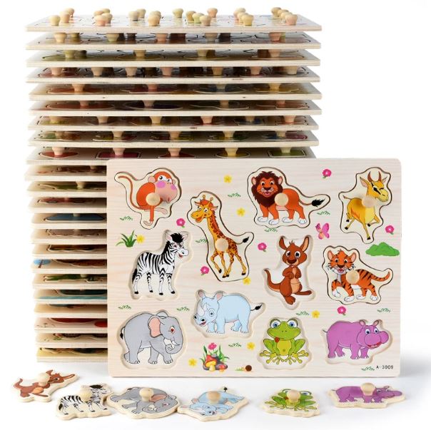 Puzzle Montessori en bois avec des animaux de la savane, conçu pour aider les enfants à reconnaître les formes et améliorer leur motricité fine.