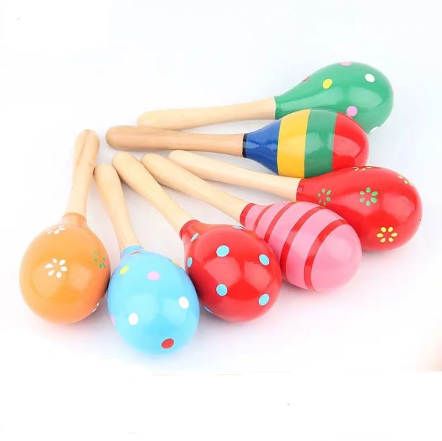 Ensemble de maracas en bois pour bébé, décorés de motifs colorés et variés, parfaits pour l'éveil musical des tout-petits.