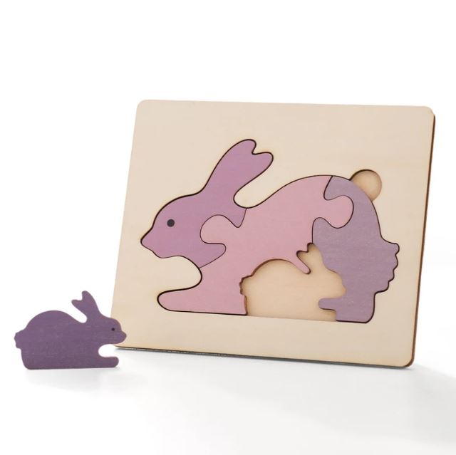 Puzzle 4 pièces en bois représentant un lapin et son petit, favorisant le développement de la motricité fine des jeunes enfants.