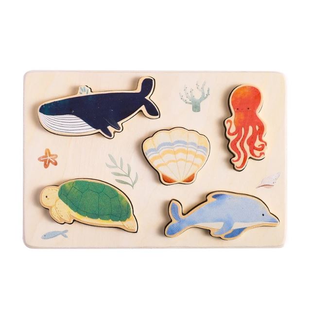 Puzzle animaux marins en bois avec des pièces représentant une baleine, une tortue, un dauphin et une pieuvre, parfait pour l'apprentissage des formes et des espèces marines.