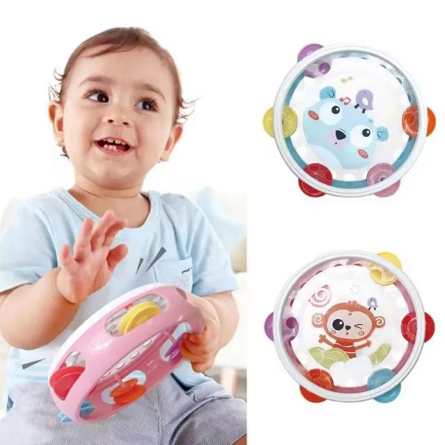 Enfant souriant jouant avec un tambourin pour enfant, accompagné de deux modèles colorés avec motifs d'animaux amusants.