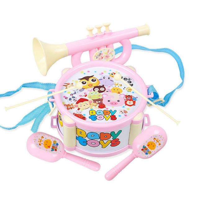 Tambour bébé rose accompagné de maracas et trompette pour éveil musical des tout-petits.