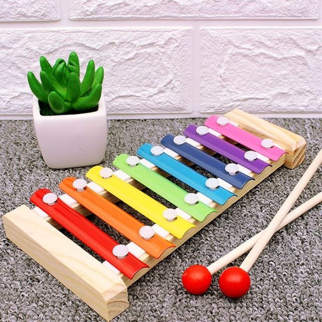 Xylophone 8 notes multi-couleurs en bois, idéal pour éveiller la curiosité musicale et développer la coordination des petits.